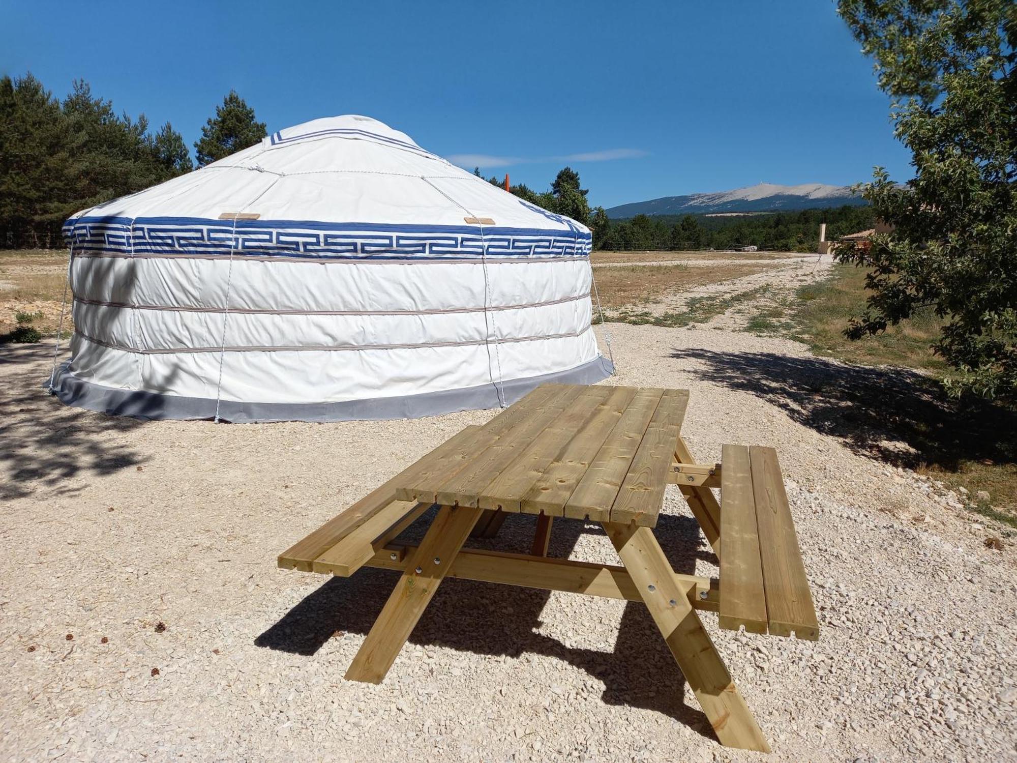 A Ventoux Yourte Monieux Dış mekan fotoğraf